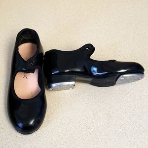Black tap dancing shoes